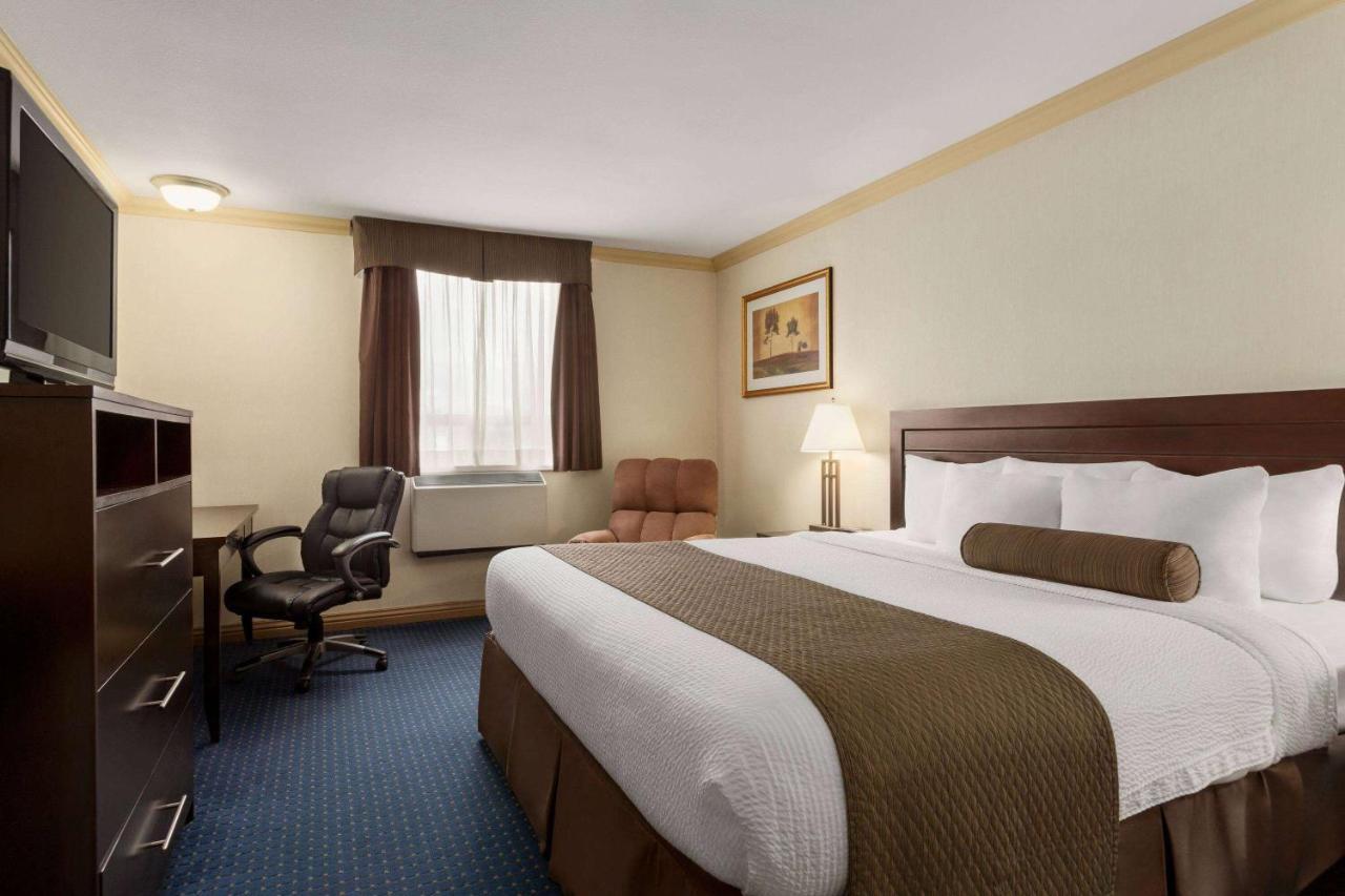 Days Inn & Suites By Wyndham Sault Ste. Marie On Eksteriør billede