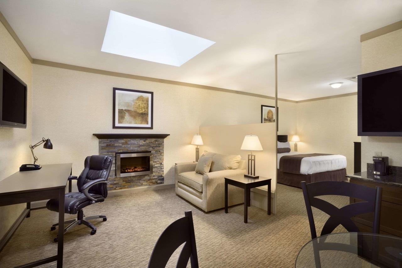 Days Inn & Suites By Wyndham Sault Ste. Marie On Eksteriør billede