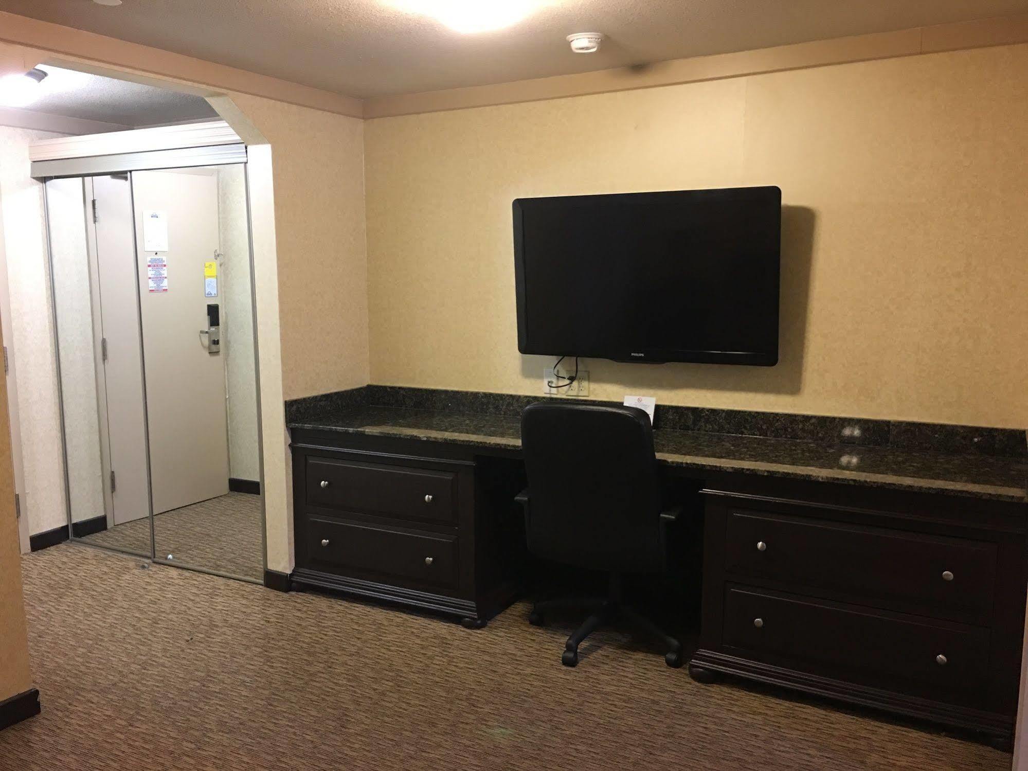 Days Inn & Suites By Wyndham Sault Ste. Marie On Eksteriør billede