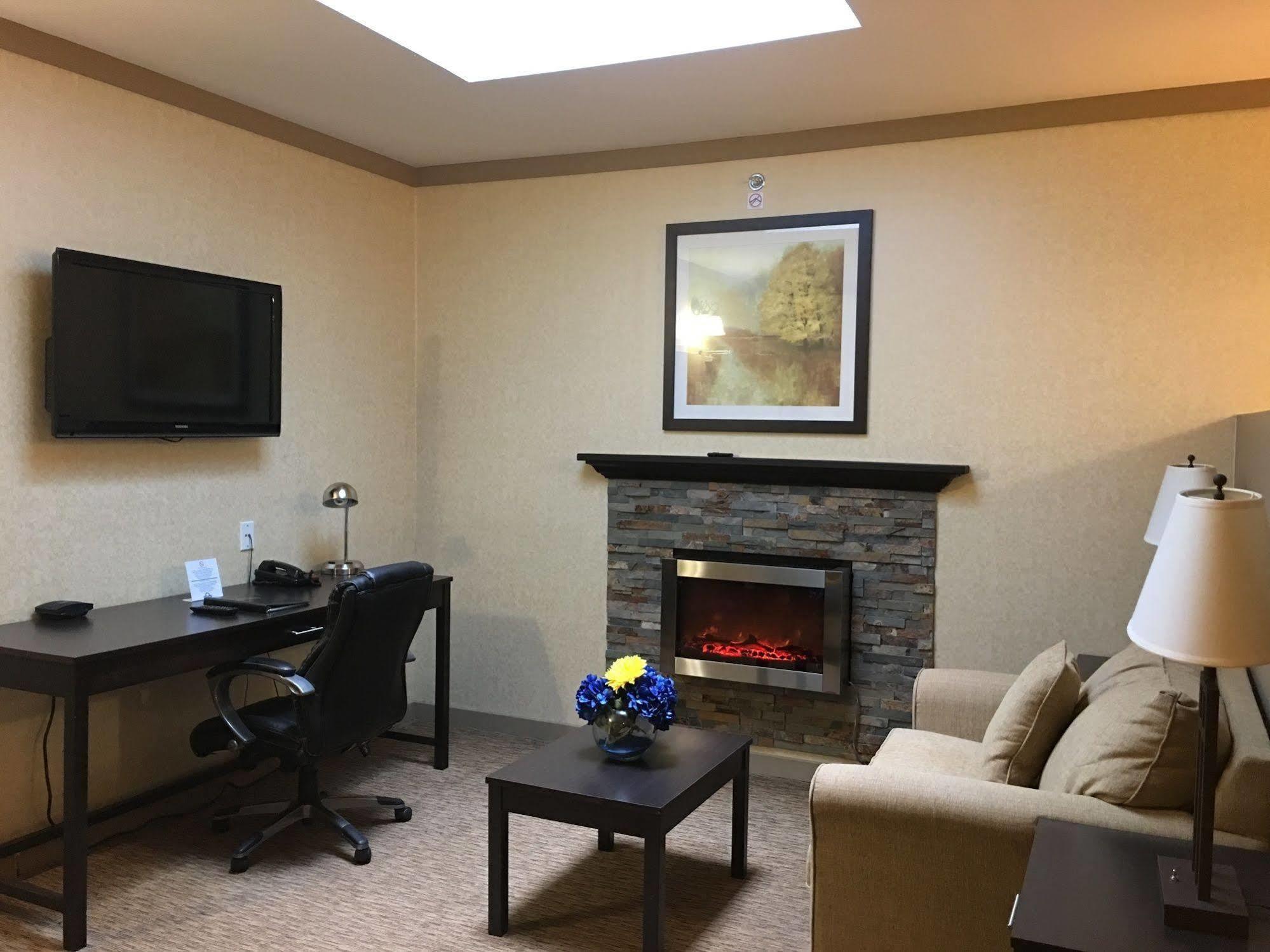 Days Inn & Suites By Wyndham Sault Ste. Marie On Eksteriør billede