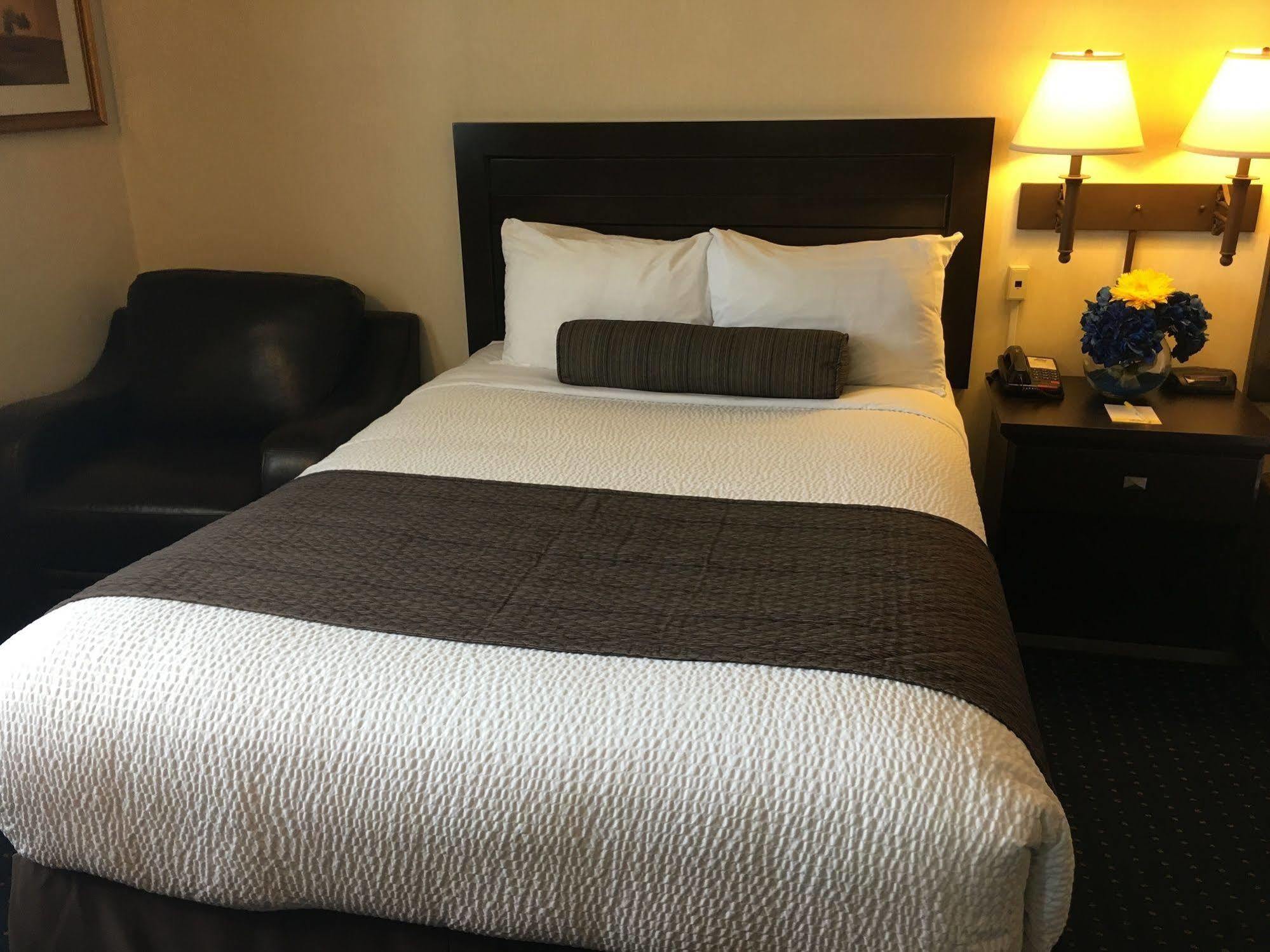 Days Inn & Suites By Wyndham Sault Ste. Marie On Eksteriør billede