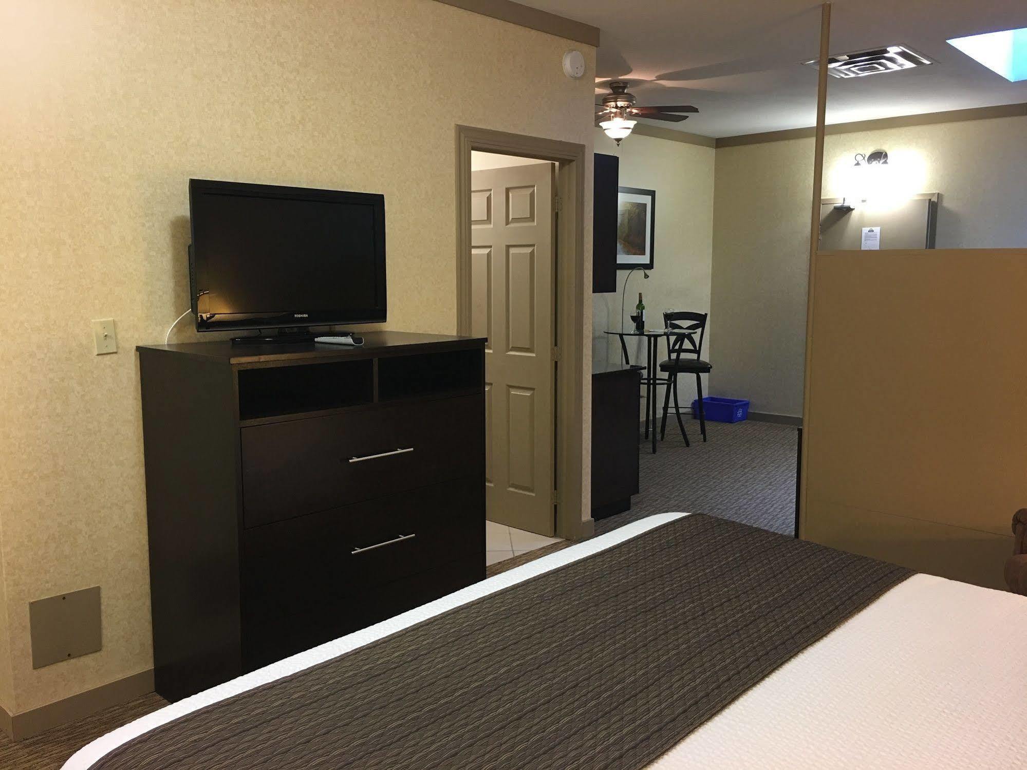 Days Inn & Suites By Wyndham Sault Ste. Marie On Eksteriør billede