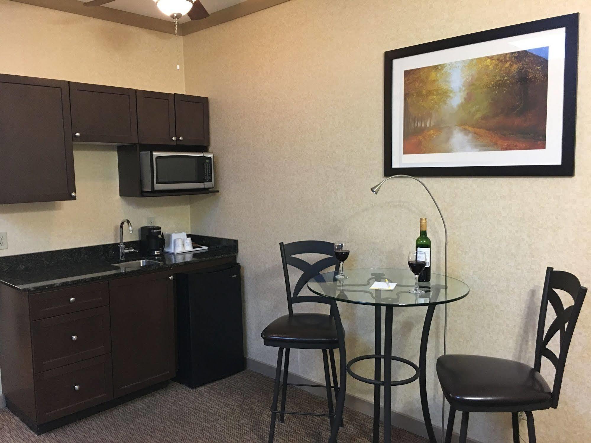 Days Inn & Suites By Wyndham Sault Ste. Marie On Eksteriør billede