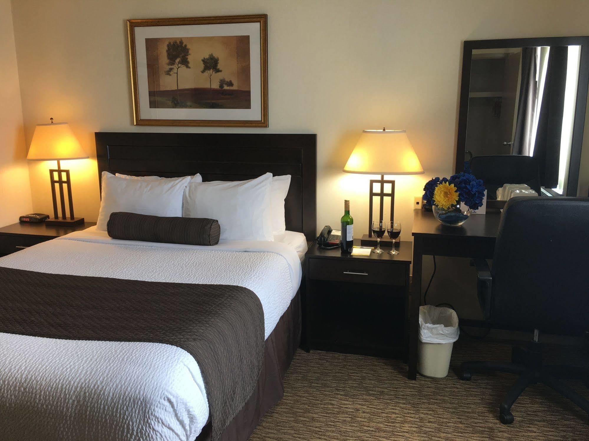 Days Inn & Suites By Wyndham Sault Ste. Marie On Eksteriør billede
