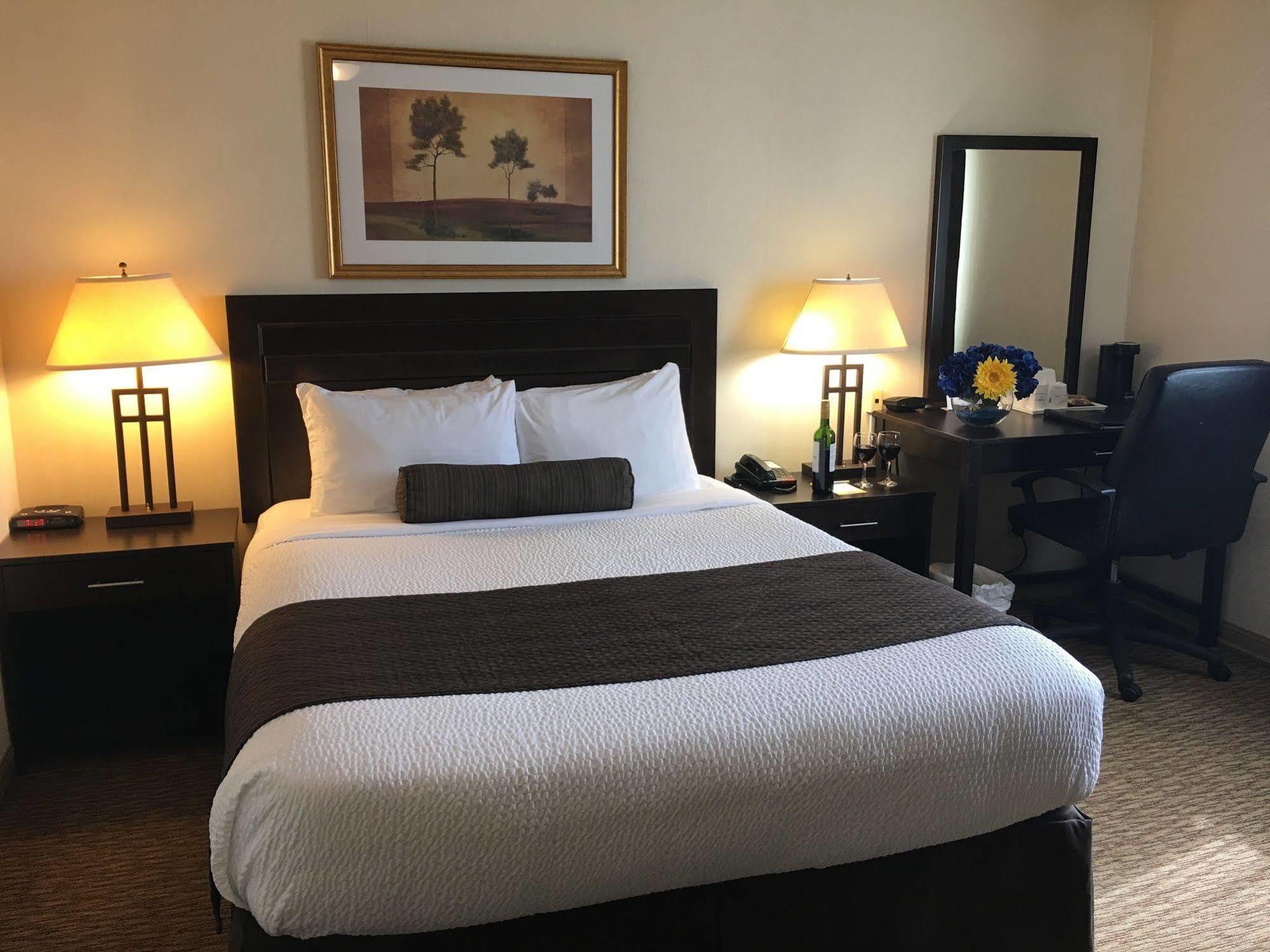 Days Inn & Suites By Wyndham Sault Ste. Marie On Eksteriør billede