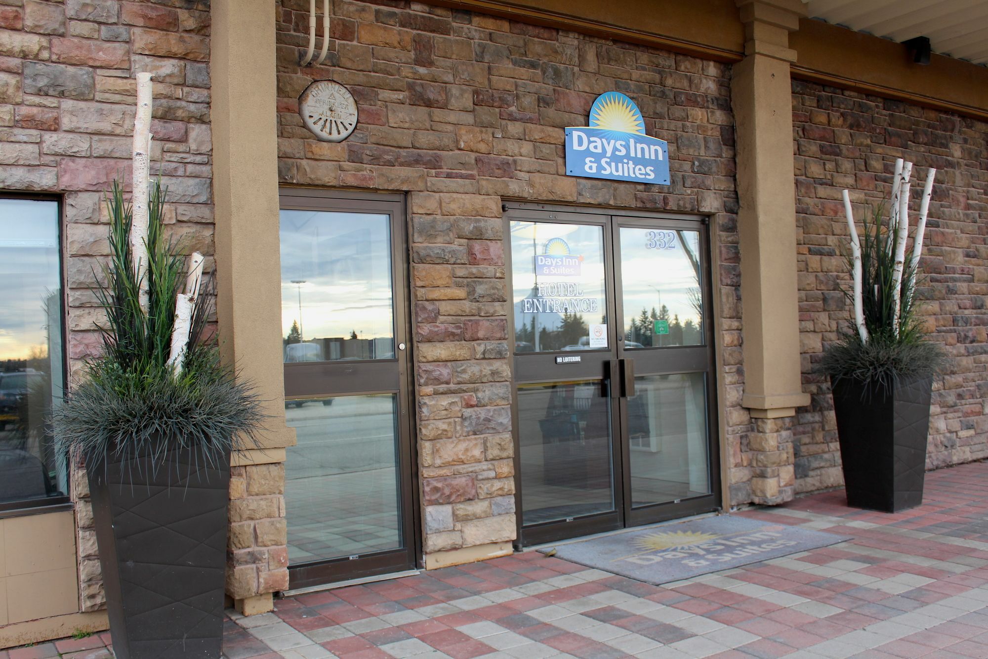 Days Inn & Suites By Wyndham Sault Ste. Marie On Eksteriør billede